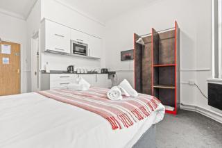Cosy & Convenient Stay in Dudley With Parking - 3