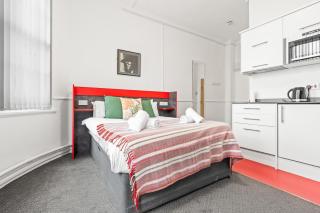 Cosy & Convenient Stay in Dudley With Parking - 1