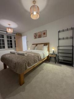 Luxury House, Great Location in Redditch - Contractors - Families - Groups - Relocators - Sleeps 9 - 8