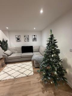Luxury House, Great Location in Redditch - Contractors - Families - Groups - Relocators - Sleeps 9 - 3