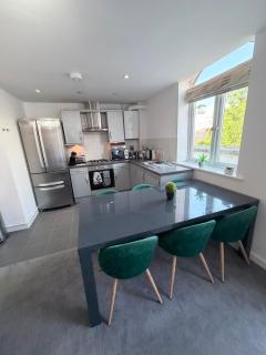 Modern 2 Bed Apt in Shirley Solihull Free Parking - 9