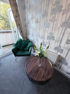 Modern 2 Bed Apt in Shirley Solihull Free Parking - 6
