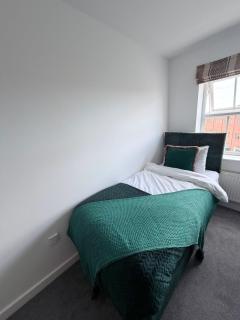 Modern 2 Bed Apt in Shirley Solihull Free Parking - 3