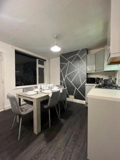 Purcell Guest House - Cosy Stay - Terrace - Entire 2 Story House - Contractors - Family - Sleeps 5 - 2 Kingsize or 4 Single beds - Sofa bed - - 9