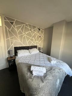 Purcell Guest House - Cosy Stay - Terrace - Entire 2 Story House - Contractors - Family - Sleeps 5 - 2 Kingsize or 4 Single beds - Sofa bed - - 0