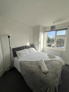 Purcell Guest House - Cosy Stay - Terrace - Entire 2 Story House - Contractors - Family - Sleeps 5 - 2 Kingsize or 4 Single beds - Sofa bed - - 5