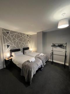 Purcell Guest House - Cosy Stay - Terrace - Entire 2 Story House - Contractors - Family - Sleeps 5 - 2 Kingsize or 4 Single beds - Sofa bed - - 4
