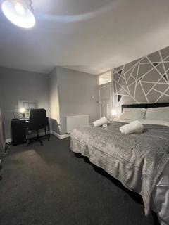 Purcell Guest House - Cosy Stay - Terrace - Entire 2 Story House - Contractors - Family - Sleeps 5 - 2 Kingsize or 4 Single beds - Sofa bed - - 2