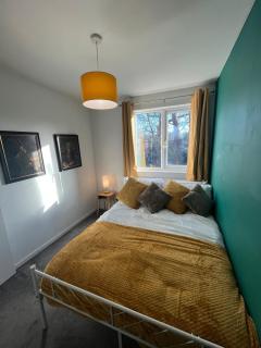 3 Bed House in Redditch - Sleeps 5 - Contractors- Pets Welcome - Beoley - 0