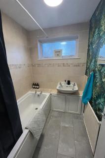 3 Bed House in Redditch - Sleeps 5 - Contractors- Pets Welcome - Beoley - 5