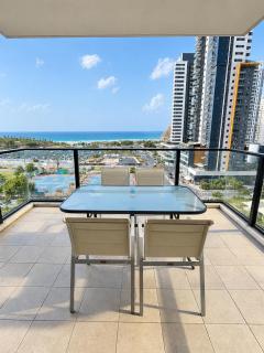 Modern Tower Apt w Spectacular Sea View l Mamad - 9