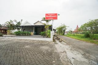 RedDoorz Syariah Plus near Banyuwangi Airport - 2
