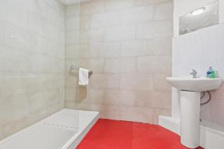 Cosy Dudley Stay with Kitchenette & Free Wi-Fi - 3