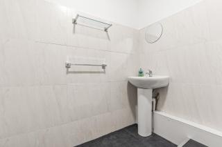 Cosy Dudley Stay with Kitchenette & Free Wi-Fi - 2
