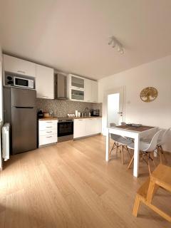 MINA modern & cozy apartment main city square GTC Skopje - 6
