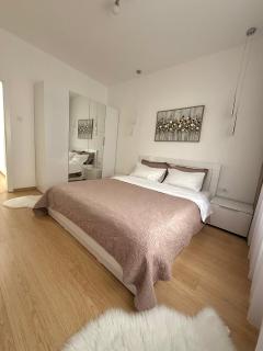 MINA modern & cozy apartment main city square GTC Skopje - 4