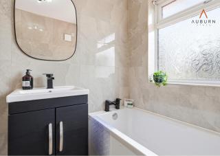 10 percent Monthly Contractor stays Solihull 4BR- Sleeps 9 - Near NEC & BIRMINGHAM airport - 4