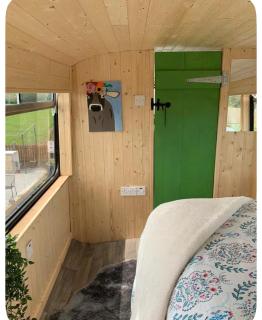 Ballinadee Bus with Hot tub and a sauna on our rescue farm - 2