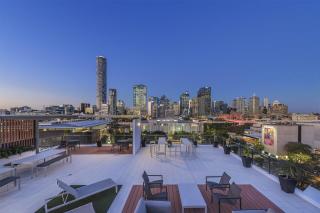 Spacious 2 Bedroom Apartment in Central Brisbane - 1