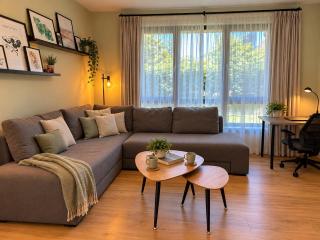 Oslo 2BDR w HUGE Backyard and WorkDesk - WiFi - 1