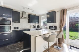 4 Bed Contractor House Driveway & EV Charger - 9