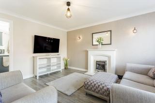 4 Bed Contractor House Driveway & EV Charger - 8