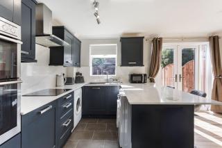 4 Bed Contractor House Driveway & EV Charger - 1