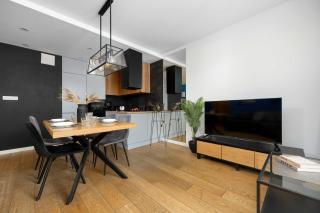 Funkcjonalny Apartament z Parkingiem i Balkonem by Noclegi Renters - 4