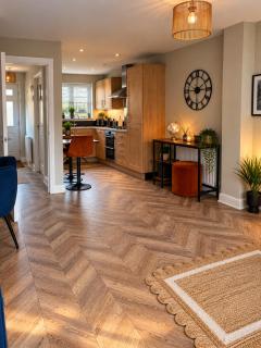 Spacious 3 Bed, Sleeps 6, Parking, Contractors - 0