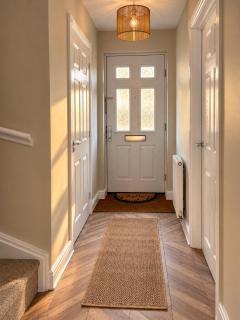 Spacious 3 Bed, Sleeps 6, Parking, Contractors - 2