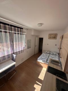 Centar 2 Private Room with Ensuite and Kitchenette - 9
