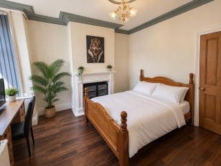 Spacious 4 bed home Central Sheffield Sleeps 7 - 4