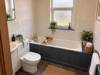 Spacious 4 bed home Central Sheffield Sleeps 7 - 3