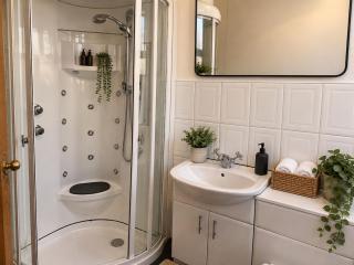 Spacious 4 bed home Central Sheffield Sleeps 7 - 2