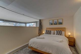 1 Bed NQ Penthouse Panoramic Views - 9