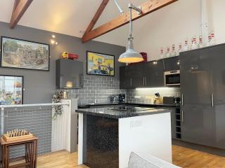 Stylish~Tasteful~2Bed~2Bath~Central~Townhouse - 4