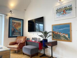 Stylish~Tasteful~2Bed~2Bath~Central~Townhouse - 1