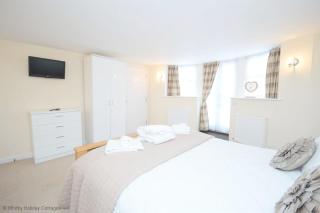 Exceptional Two-Bedroom Accommodation in Central Whitby with Parking and Stunning Views - 6