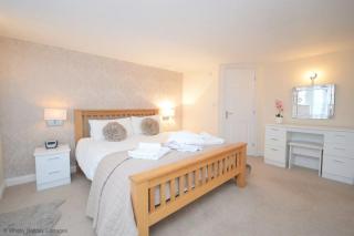 Exceptional Two-Bedroom Accommodation in Central Whitby with Parking and Stunning Views - 8
