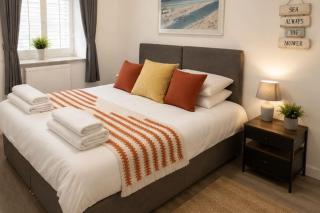 Modern~ Reverse Level~2 bed~Townhouse~Central~Penzance - 9