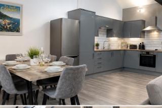 Modern~ Reverse Level~2 bed~Townhouse~Central~Penzance - 2