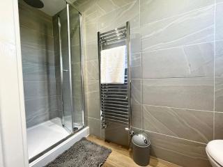 Modern 3 bed Bungalow with parking, private garden - 1