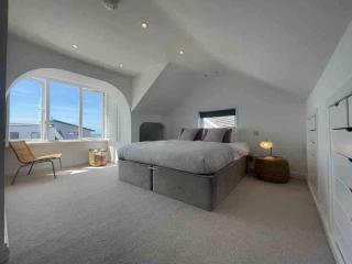 Baywatch Mawgan Porth Spacious Home sleeps 9, Games room, Parking & Garden - 9