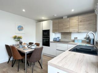 Beautiful 3 Bed Townhouse with Parking, close to Sea Front - 6