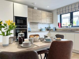 Beautiful 3 Bed Townhouse with Parking, close to Sea Front - 3