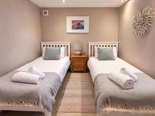 Boatsman's Cottage- sleeps 4- Garage- Mousehole - 3