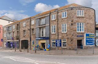 Harbourside apartment with seaviews and parking - 5
