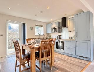 Harlowe Mousehole Hideaway two bedrooms with parking - 9