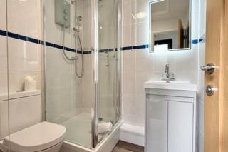 Kenegie View, Bright & Vibrant 2-Bedroom with Shared facilities on site! - 2