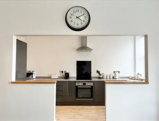 Spacious Apartment~Parking~Close to Seafront - 9